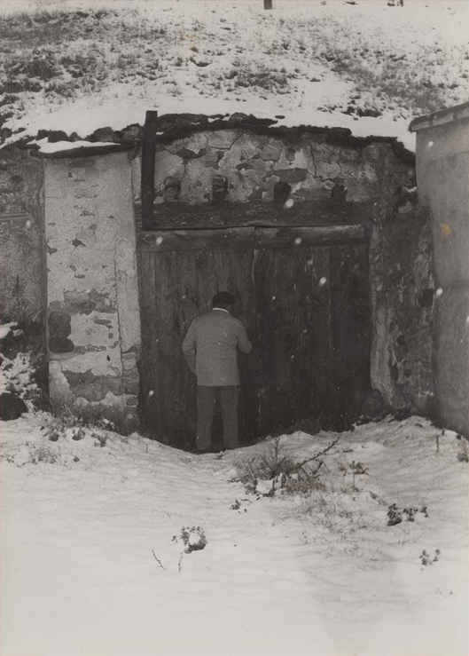 Benito Escudero abriendo la puerta de su primera bodega